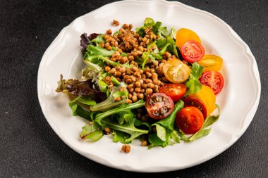Mercimek salatası sebzeleri, domates, yeşil yaprak marul lezzetli aperatif lezzetli lezzetli gurme yemek masası kırsal üst görünüm fotokopi alanı keto ve paleo diyet vejetaryen ve vejetaryen yemekleri.