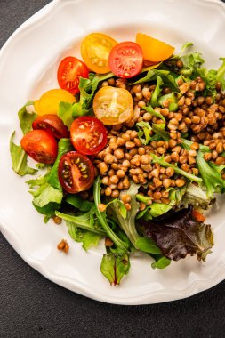 Mercimek salatası sebzeleri, domates, yeşil yaprak marul lezzetli aperatif lezzetli lezzetli gurme yemek masası kırsal üst görünüm fotokopi alanı keto ve paleo diyet vejetaryen ve vejetaryen yemekleri.