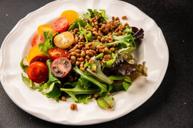 Mercimek salatası sebzeleri, domates, yeşil yaprak marul lezzetli aperatif lezzetli lezzetli gurme yemek masası kırsal üst görünüm fotokopi alanı keto ve paleo diyet vejetaryen ve vejetaryen yemekleri.