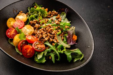 Mercimek salatası sebzeleri, domates, yeşil yaprak marul lezzetli aperatif lezzetli lezzetli gurme yemek masası kırsal üst görünüm fotokopi alanı keto ve paleo diyet vejetaryen ve vejetaryen yemekleri.