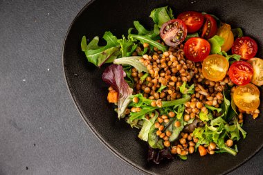 Mercimek salatası sebzeleri, domates, yeşil yaprak marul lezzetli aperatif lezzetli lezzetli gurme yemek masası kırsal üst görünüm fotokopi alanı keto ve paleo diyet vejetaryen ve vejetaryen yemekleri.
