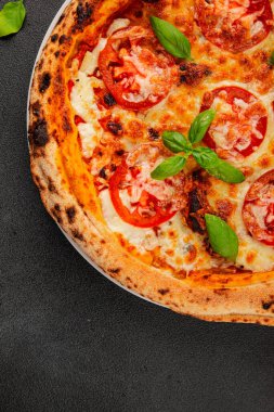 Pizza, domates, margarita, fast food, doğal ürün, lezzetli çerez, leziz gurme yemek arkaplan, masanın kırsal kesiminde fotokopi alanı.