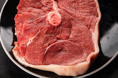 Jambonlu kemik, çiğ domuz jambonu kemikli leziz aperatif taze gurme yemek arkaplanı masa kırsal yiyeceklerin üst görünümü fotokopi alanı.