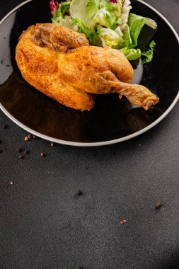 Tatil tavuğu yarısı tavuk yarısı ızgara lezzetli aperatif taze gurme yemek arka planı masa rustik gıda üst görünüm fotokopi alanı