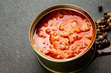 Domates soslu ton balığı, balık konservesi, lezzetli aperatif, gurme, pezetaryan diyet arka planı, masa üstü yemekler, fotokopi alanı, vejetaryen paleo.