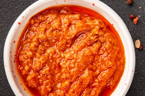 Domates soslu ton balığı, balık konservesi, lezzetli aperatif, gurme, pezetaryan diyet arka planı, masa üstü yemekler, fotokopi alanı, vejetaryen paleo.