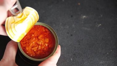 Domates soslu ton balığı, balık konservesi, lezzetli aperatif, gurme, pezetaryan diyet arka planı, masa üstü yemekler, fotokopi alanı, vejetaryen paleo.