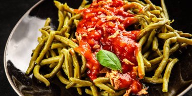 Yeşil fasulye sosu ana yemek ana yemek aperatif aperatif lezzetli leziz gurme yemek arka plan masa rustik gıda üst görünüm fotokopi alanı keto ve paleo diyet vejetaryen ve vejetaryen gıda