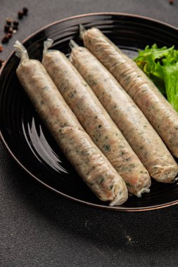 Çiğ sosis, kupaty, Münih ya da Bavyera sosisleri için doğal kaplamalarda ana yemek doğal ürün aperatifleri lezzetli aperatifler taze lezzetli gurme yemek arka planı masa üzerinde rustik gıda üst görünümü fotokopi alanı