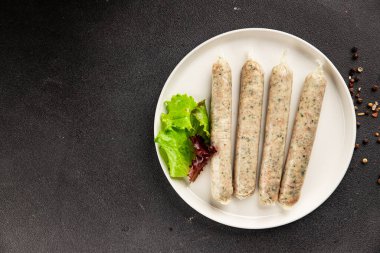 Çiğ sosis, kupaty, Münih ya da Bavyera sosisleri için doğal kaplamalarda ana yemek doğal ürün aperatifleri lezzetli aperatifler taze lezzetli gurme yemek arka planı masa üzerinde rustik gıda üst görünümü fotokopi alanı
