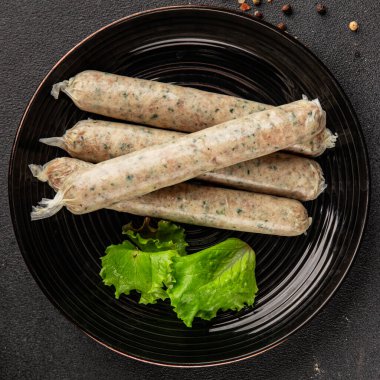 Çiğ sosis, kupaty, Münih ya da Bavyera sosisleri için doğal kaplamalarda ana yemek doğal ürün aperatifleri lezzetli aperatifler taze lezzetli gurme yemek arka planı masa üzerinde rustik gıda üst görünümü fotokopi alanı