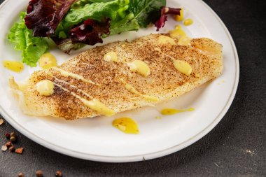 Beyaz balık fileto, öğütülmüş karabiber ana yemek, lezzetli çerez, lezzetli gurme diyet arka planı, masa sade yemekler, fotokopi alanı keto ve paleo diyeti vejetaryen yemekleri.