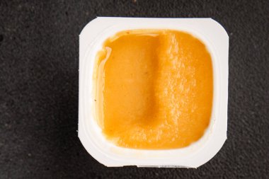 Elma püresi tatlı tatlı tatlı tatlı tatlı. Şekerli, doğal yiyecek lezzetli. Lezzetli, gurme yemek. Masanın üstünde.