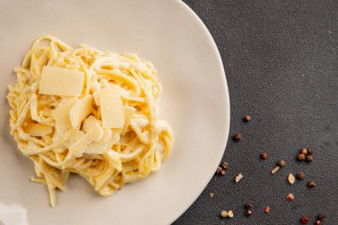 Parmesanlı ve peynirli spagetti makarna ana yemek aperatifi aperatif taze leziz gurme yemek arkaplanı masa rustik yemek üst görünüm fotokopi uzay vejetaryen yemeği
