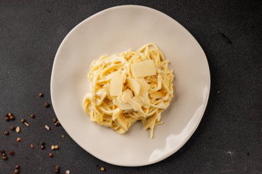 Parmesanlı ve peynirli spagetti makarna ana yemek aperatifi aperatif taze leziz gurme yemek arkaplanı masa rustik yemek üst görünüm fotokopi uzay vejetaryen yemeği