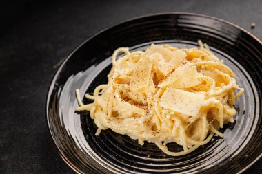 Parmesanlı ve peynirli spagetti makarna ana yemek aperatifi aperatif taze leziz gurme yemek arkaplanı masa rustik yemek üst görünüm fotokopi uzay vejetaryen yemeği