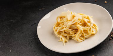 Parmesanlı ve peynirli spagetti makarna ana yemek aperatifi aperatif taze leziz gurme yemek arkaplanı masa rustik yemek üst görünüm fotokopi uzay vejetaryen yemeği
