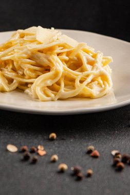 Parmesanlı ve peynirli spagetti makarna ana yemek aperatifi aperatif taze leziz gurme yemek arkaplanı masa rustik yemek üst görünüm fotokopi uzay vejetaryen yemeği