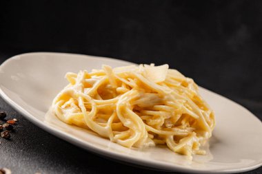 Parmesanlı ve peynirli spagetti makarna ana yemek aperatifi aperatif taze leziz gurme yemek arkaplanı masa rustik yemek üst görünüm fotokopi uzay vejetaryen yemeği