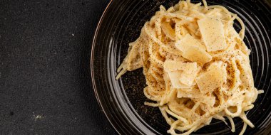 Parmesanlı ve peynirli spagetti makarna ana yemek aperatifi aperatif taze leziz gurme yemek arkaplanı masa rustik yemek üst görünüm fotokopi uzay vejetaryen yemeği