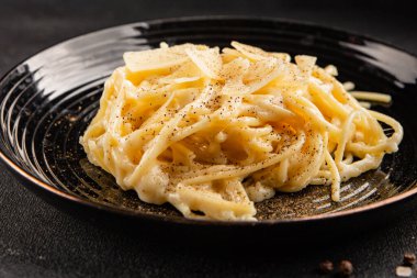 Parmesanlı ve peynirli spagetti makarna ana yemek aperatifi aperatif taze leziz gurme yemek arkaplanı masa rustik yemek üst görünüm fotokopi uzay vejetaryen yemeği