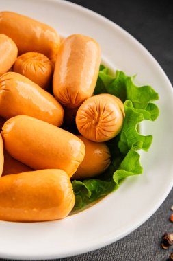 Kokteyl sosisi tavuk ya da hindi eti mini sosis ana yemek lezzetli aperatif taze gurme yemek arka planı masa rustik gıda üst görünümü fotokopi alanı