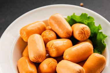 Kokteyl sosisi tavuk ya da hindi eti mini sosis ana yemek lezzetli aperatif taze gurme yemek arka planı masa rustik gıda üst görünümü fotokopi alanı