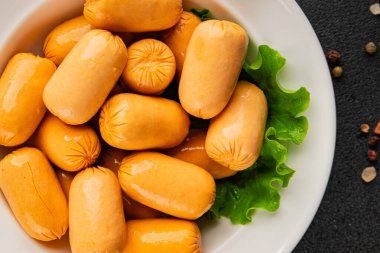 Kokteyl sosisi tavuk ya da hindi eti mini sosis ana yemek lezzetli aperatif taze gurme yemek arka planı masa rustik gıda üst görünümü fotokopi alanı