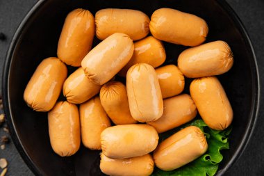 Kokteyl sosisi tavuk ya da hindi eti mini sosis ana yemek lezzetli aperatif taze gurme yemek arka planı masa rustik gıda üst görünümü fotokopi alanı