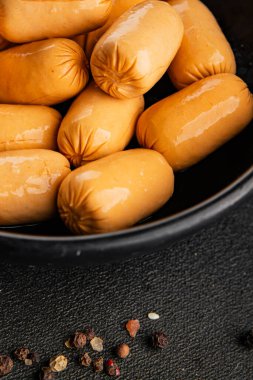 Kokteyl sosisi tavuk ya da hindi eti mini sosis ana yemek lezzetli aperatif taze gurme yemek arka planı masa rustik gıda üst görünümü fotokopi alanı