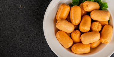 Kokteyl sosisi tavuk ya da hindi eti mini sosis ana yemek lezzetli aperatif taze gurme yemek arka planı masa rustik gıda üst görünümü fotokopi alanı