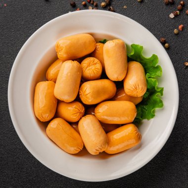 Kokteyl sosisi tavuk ya da hindi eti mini sosis ana yemek lezzetli aperatif taze gurme yemek arka planı masa rustik gıda üst görünümü fotokopi alanı