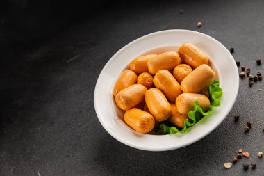 Kokteyl sosisi tavuk ya da hindi eti mini sosis ana yemek lezzetli aperatif taze gurme yemek arka planı masa rustik gıda üst görünümü fotokopi alanı