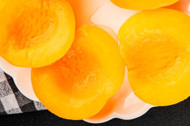 Şeftali konservesi meyve konservesi. Meyve suyu. Lezzetli gurme. Yemek arkaplanı.