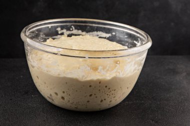 Çiğ hamur mayası başlangıç için lezzetli aperatif lezzetli gurme yemek masası arka plan kırsal yemek üst görünüm fotokopi alanı