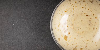 Çiğ hamur mayası başlangıç için lezzetli aperatif lezzetli gurme yemek masası arka plan kırsal yemek üst görünüm fotokopi alanı