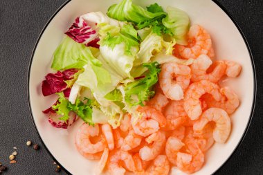 Karides salatası deniz ürünleri aperatifler lezzetli aperatifler taze gurme yemek arka planı masa rustik gıdalar üst görünüm fotokopi alanı pesseeter diyet