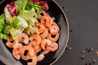 Karides salatası deniz ürünleri aperatifler lezzetli aperatifler taze gurme yemek arka planı masa rustik gıdalar üst görünüm fotokopi alanı pesseeter diyet