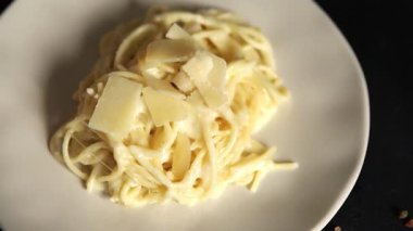 Parmesanlı ve peynirli spagetti makarna ana yemek aperatifi aperatif taze leziz gurme yemek arkaplanı masa rustik yemek üst görünüm fotokopi uzay vejetaryen yemeği