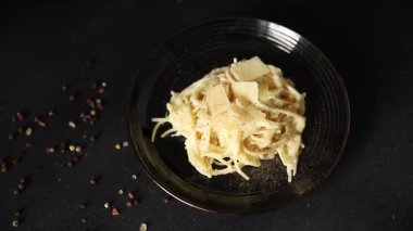 Parmesanlı ve peynirli spagetti makarna ana yemek aperatifi aperatif taze leziz gurme yemek arkaplanı masa rustik yemek üst görünüm fotokopi uzay vejetaryen yemeği