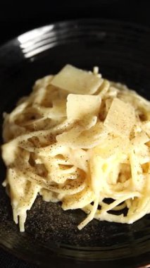 Parmesanlı ve peynirli spagetti makarna ana yemek aperatifi aperatif taze leziz gurme yemek arkaplanı masa rustik yemek üst görünüm fotokopi uzay vejetaryen yemeği