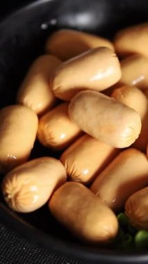 Kokteyl sosisi tavuk ya da hindi eti mini sosis ana yemek lezzetli aperatif taze gurme yemek arka planı masa rustik gıda üst görünümü fotokopi alanı