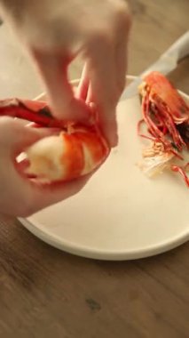 Kaplan karidesleri çiğ kral gamba karidesleri deniz ürünleri doğal gıda aperatifler taze lezzetli gurmeler masa üzerinde rustik yemekler üst görünüm uzay yiyecekleri pezetarya diyeti kopyaları