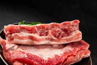 Pirzola, çiğ et, domuz eti, aperatif lezzetli lezzetli gurme yemek arka planı, kırsal yemek, fotokopi odası.