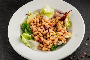 Fasulye salatası leziz çerez lezzetli gurme yemek masası rustik yemek üst görünüm fotokopi alanı keto ve paleo diyet vejetaryen ve vejetaryen yemekleri.