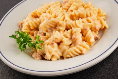 Carbonara makarna fusilli krem soslu ana yemek İtalyan mutfağı lezzetli aperatif lezzetli gurme yemek arka planı masa rustik gıda üst görünümü fotokopi alanı üzerinde