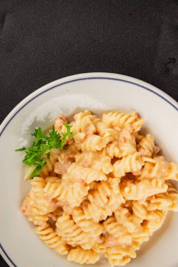 Carbonara makarna fusilli krem soslu ana yemek İtalyan mutfağı lezzetli aperatif lezzetli gurme yemek arka planı masa rustik gıda üst görünümü fotokopi alanı üzerinde
