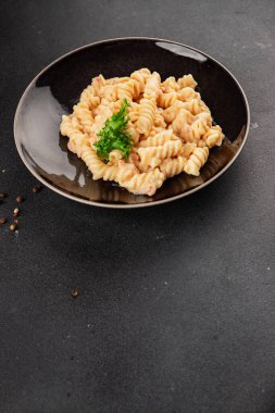 Carbonara makarna fusilli krem soslu ana yemek İtalyan mutfağı lezzetli aperatif lezzetli gurme yemek arka planı masa rustik gıda üst görünümü fotokopi alanı üzerinde