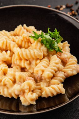 Carbonara makarna fusilli krem soslu ana yemek İtalyan mutfağı lezzetli aperatif lezzetli gurme yemek arka planı masa rustik gıda üst görünümü fotokopi alanı üzerinde