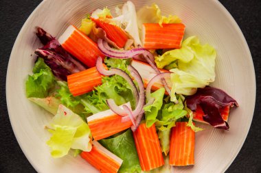 Yengeç salatası yeşil salata sağlıklı yemek aperatifi taze gurme yemek masası kırsal yemek üst görünüm fotokopi alanı keto ve paleo diyeti.